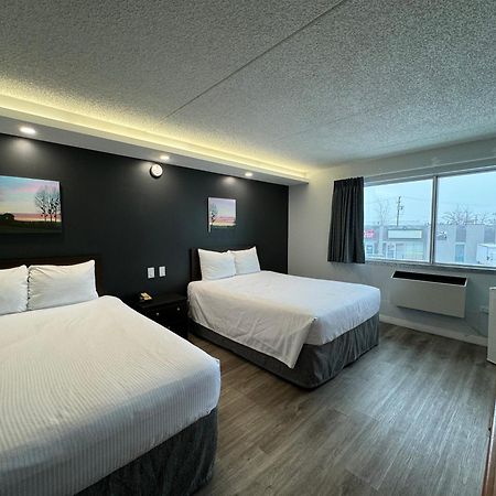 Travelodge By Wyndham Winnipeg Airport Экстерьер фото