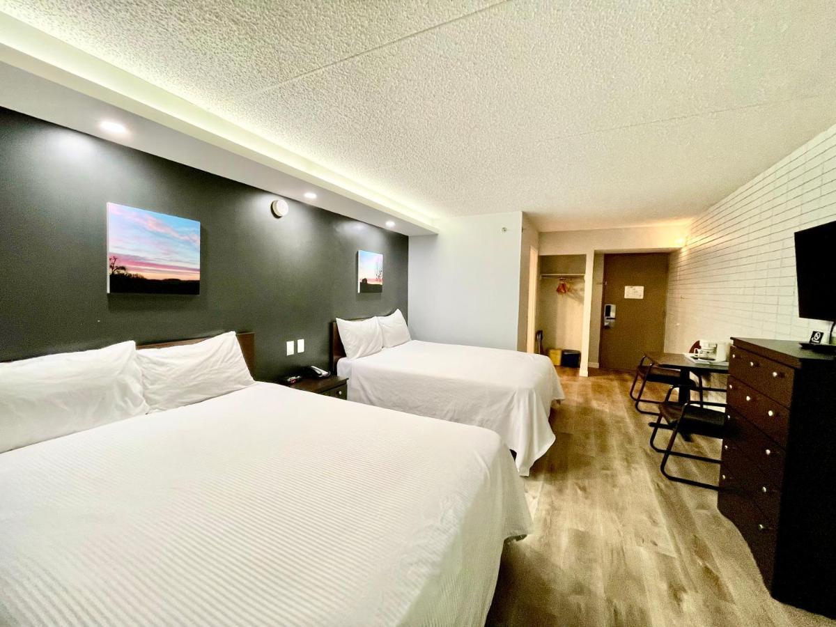 Travelodge By Wyndham Winnipeg Airport Экстерьер фото