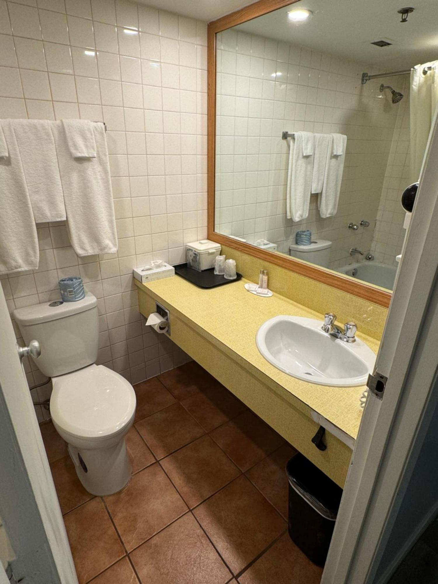 Travelodge By Wyndham Winnipeg Airport Экстерьер фото