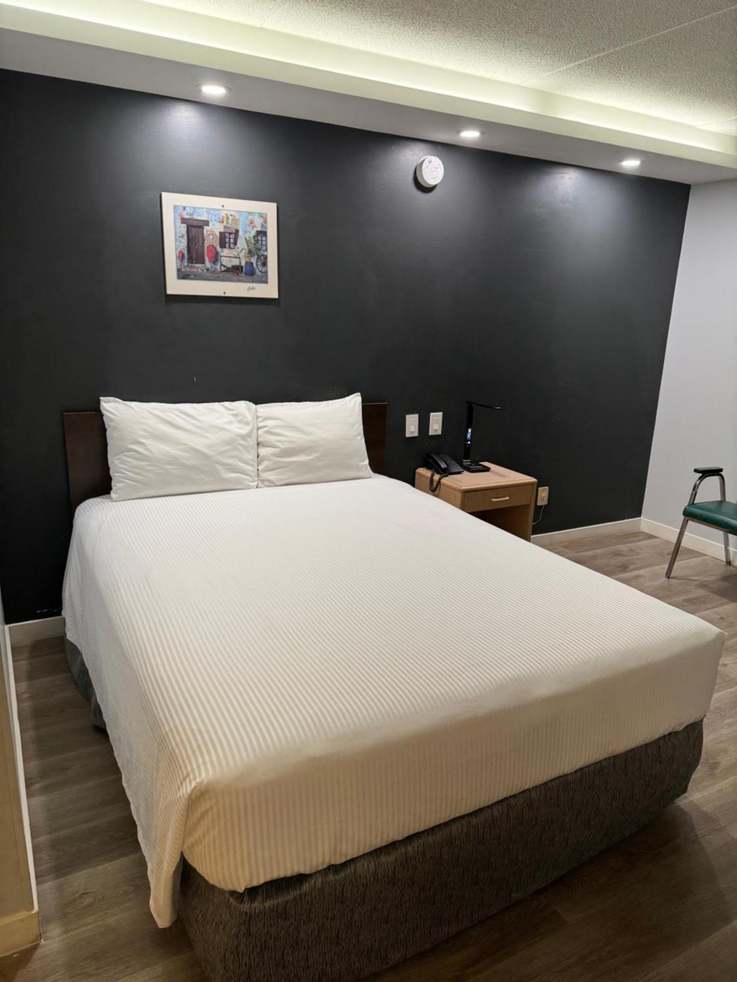 Travelodge By Wyndham Winnipeg Airport Экстерьер фото