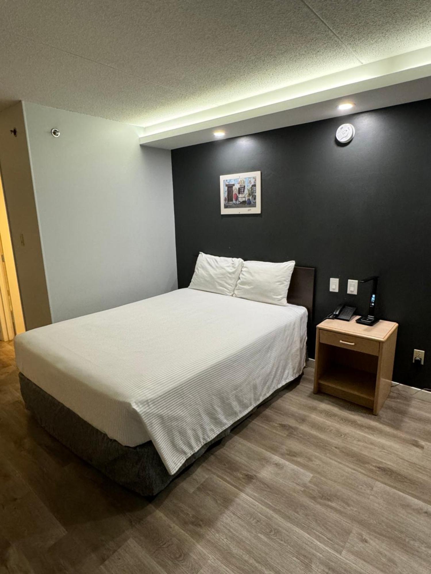 Travelodge By Wyndham Winnipeg Airport Экстерьер фото