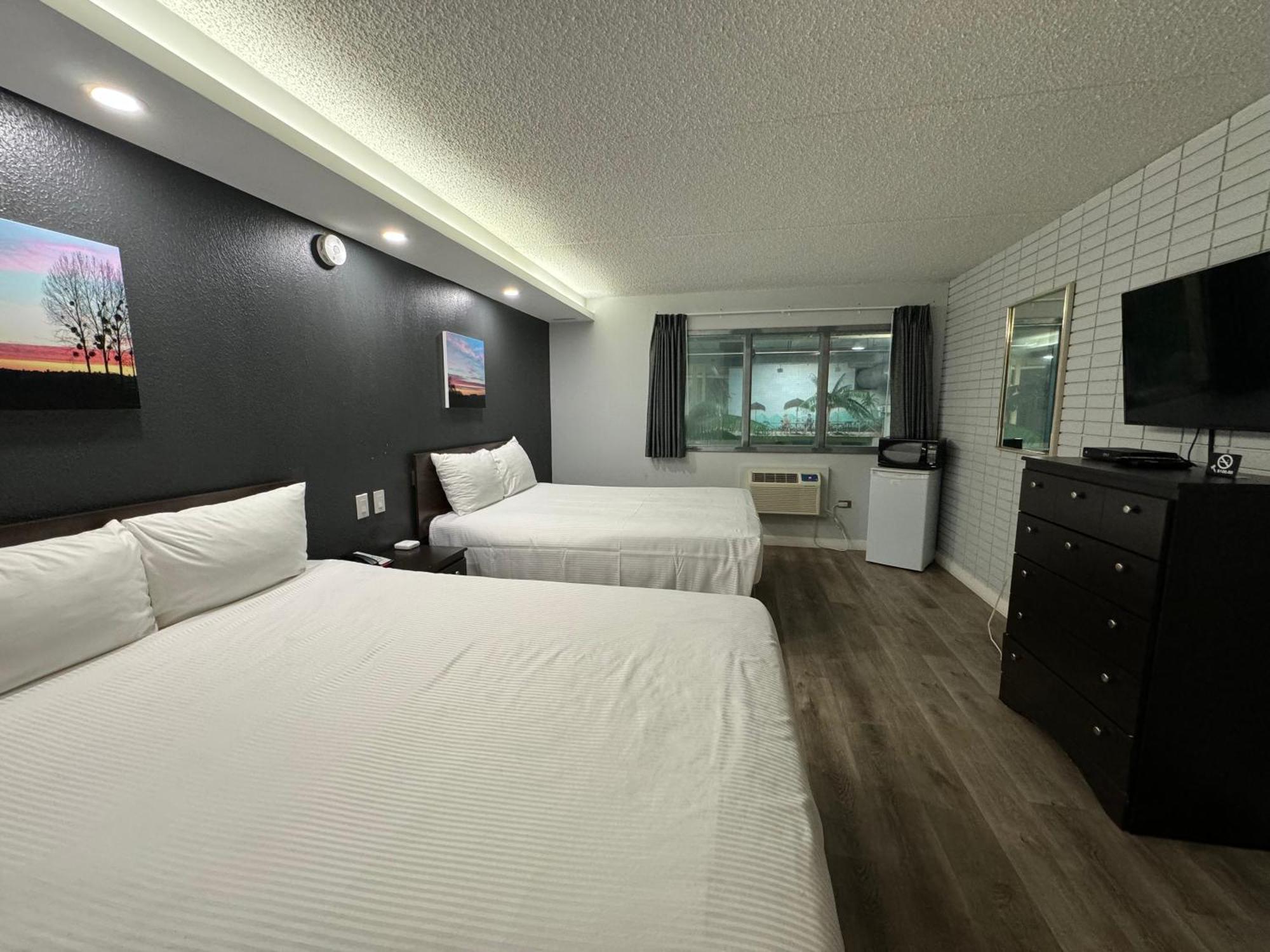 Travelodge By Wyndham Winnipeg Airport Экстерьер фото