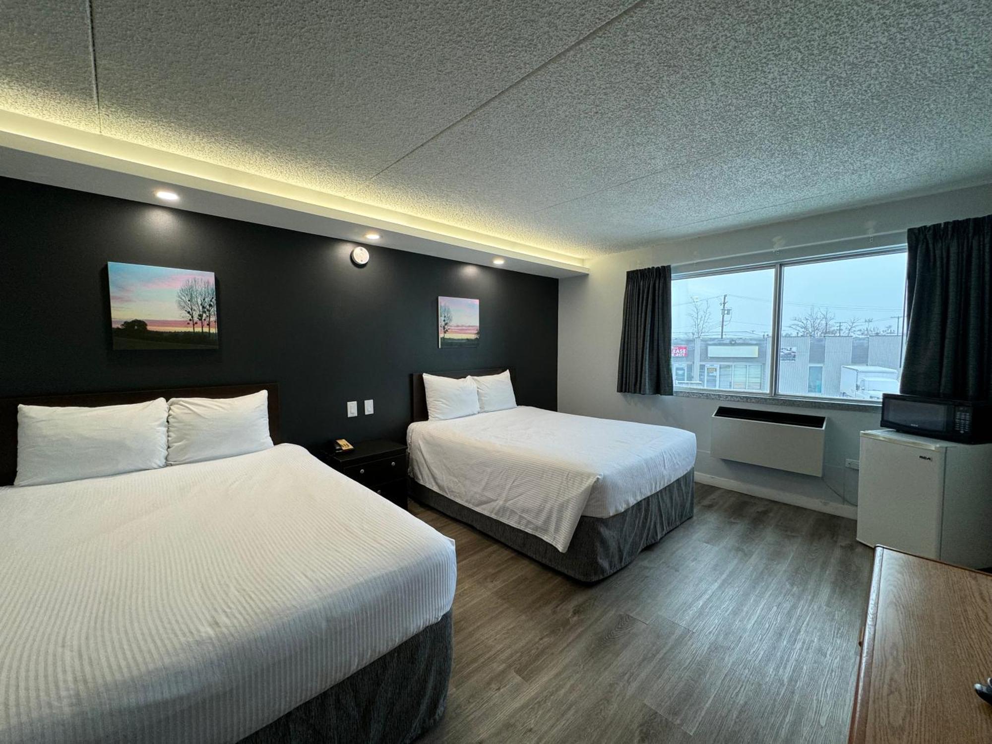 Travelodge By Wyndham Winnipeg Airport Экстерьер фото